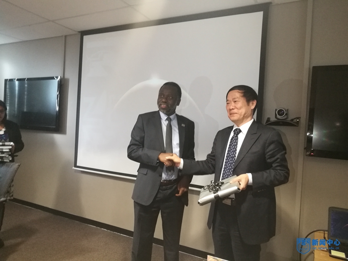 1537318953971620.jpg 徐部长和马瓦拉校长4.jpg