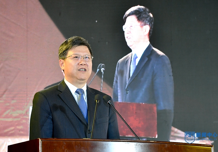 8芮鸿岩书记宣布校第十六届运动会开幕.jpg 8芮鸿岩书记宣布校第十六届运动会开幕.jpg