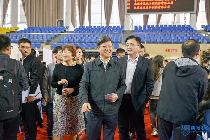 芮书记与各学院领导视察招聘会现场.jpg 芮书记与各学院领导视察招聘会现场.jpg