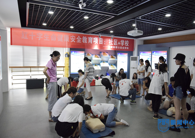 校红十字会为新世纪小学老师开展初级救护员培训.JPG