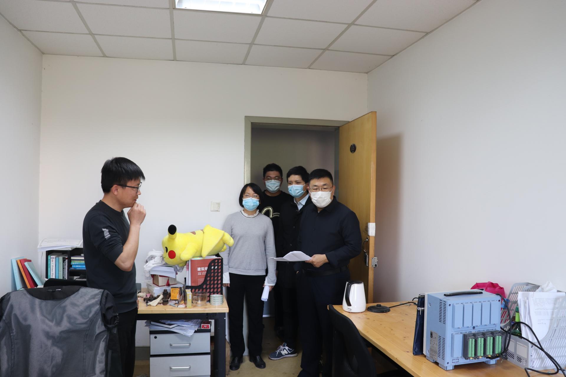 男人们站在厨房里中度可信度描述已自动生成